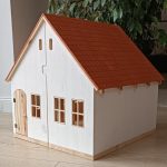 Foldable, cottage-style dollhouse