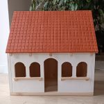 Foldable, cottage-style dollhouse