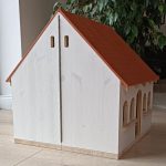 Foldable, cottage-style dollhouse