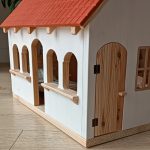 Foldable, cottage-style dollhouse