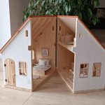 Foldable, cottage-style dollhouse