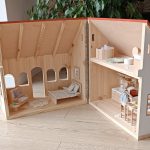 Foldable, cottage-style dollhouse