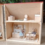 Foldable, cottage-style dollhouse