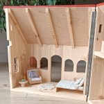 Foldable, cottage-style dollhouse